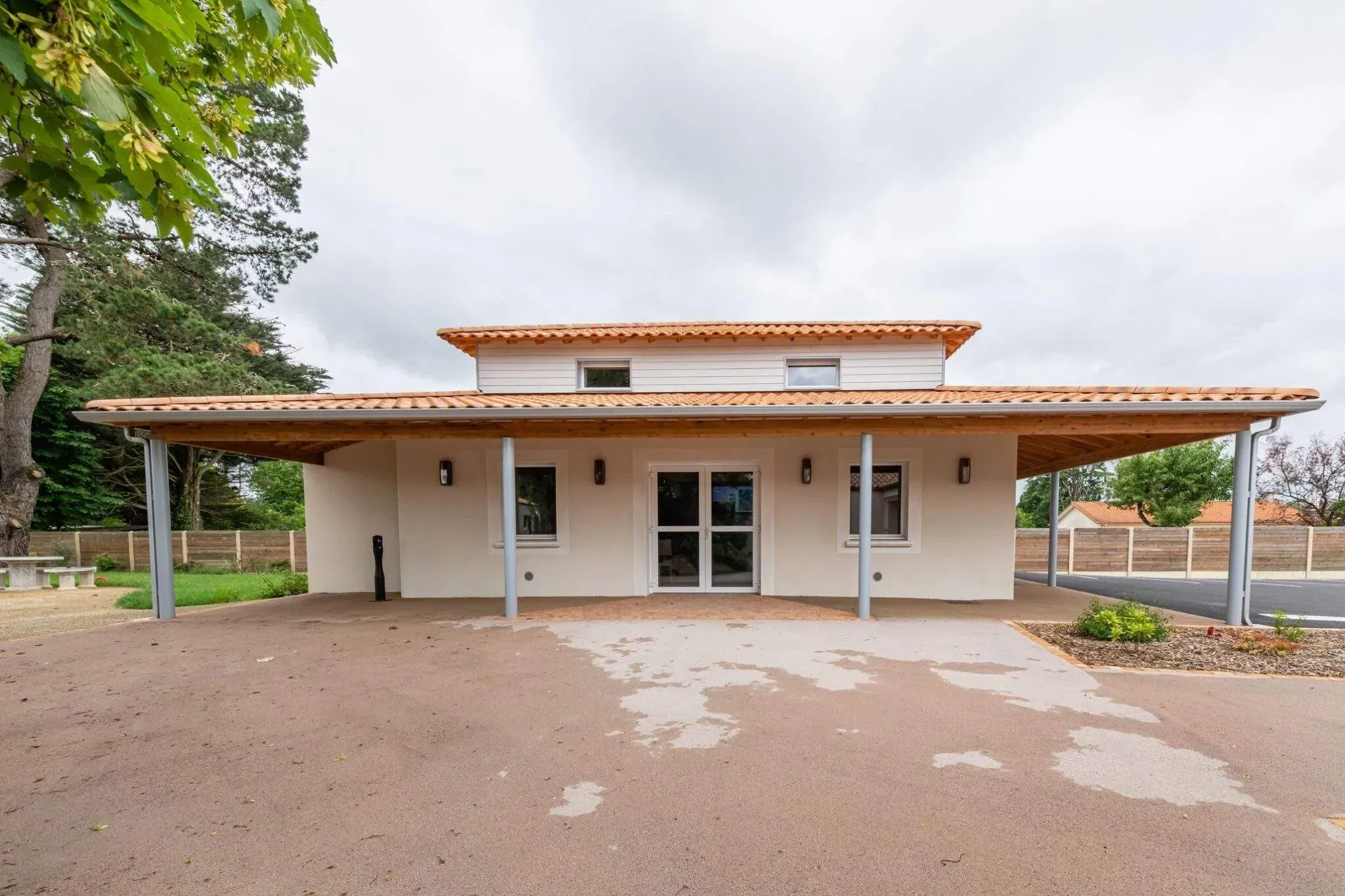 Façade arrière du bâtiment de la chambre funéraire et crématorium avec auvent.