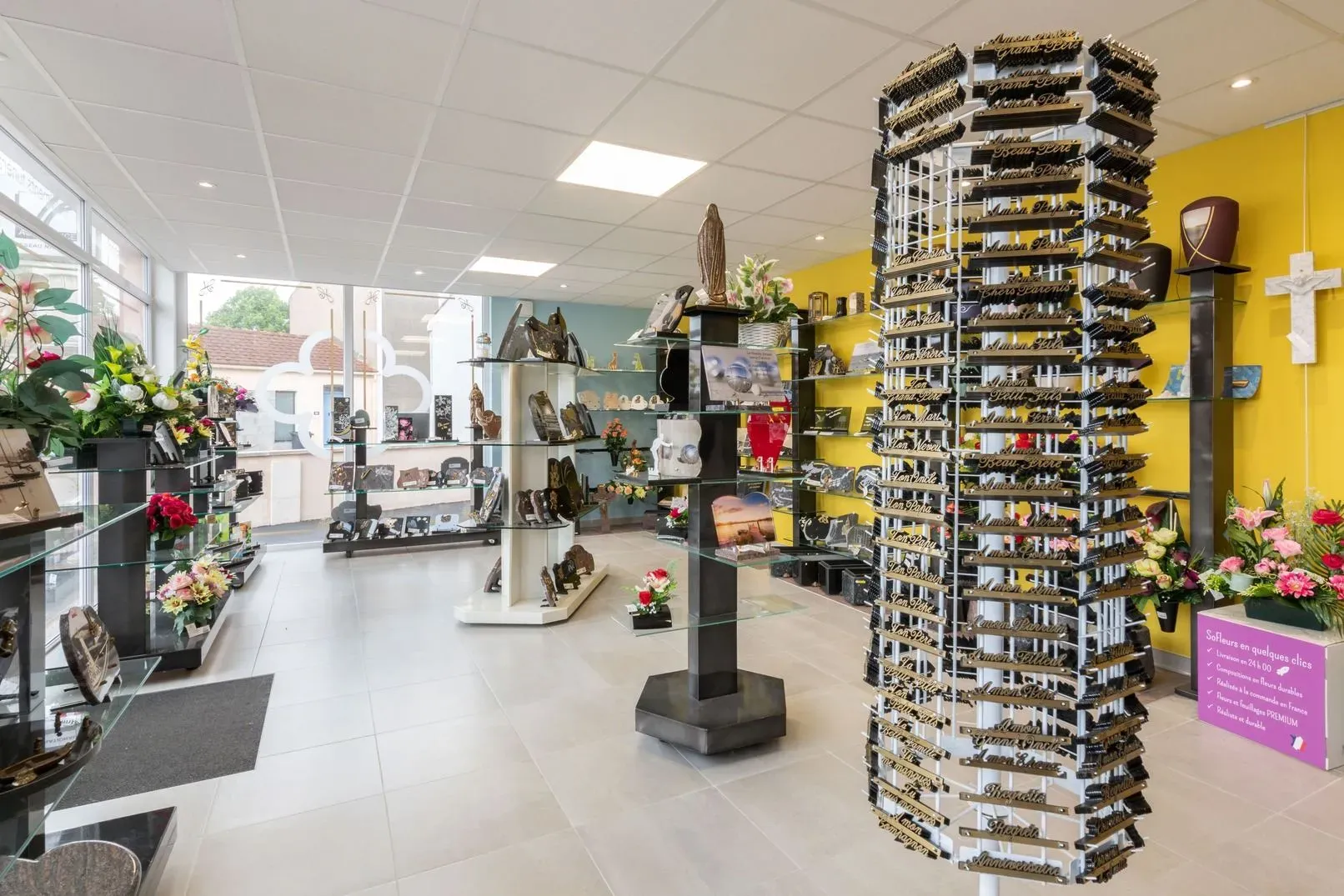 Présentoir d'inters funéraires et articles de deuil dans une boutique de pompes funèbres.