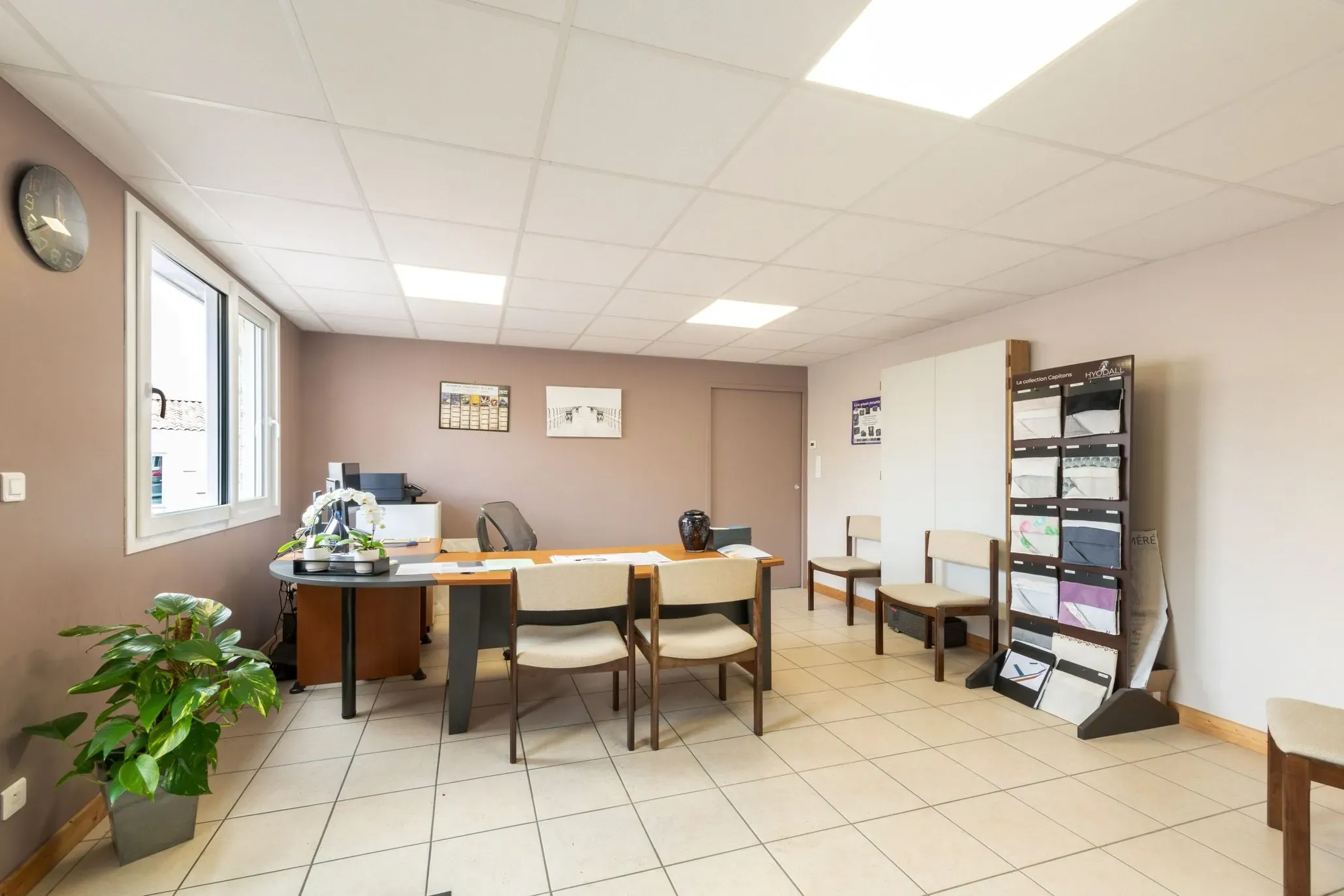 Bureau de réception pour l'accueil des familles dans une agence de pompes funèbres.